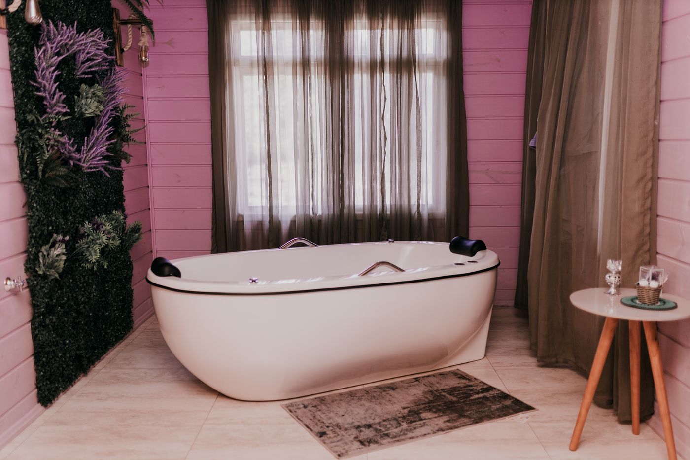 Banheira de hidromassagem com parede de lavanda na cabana Lavanda