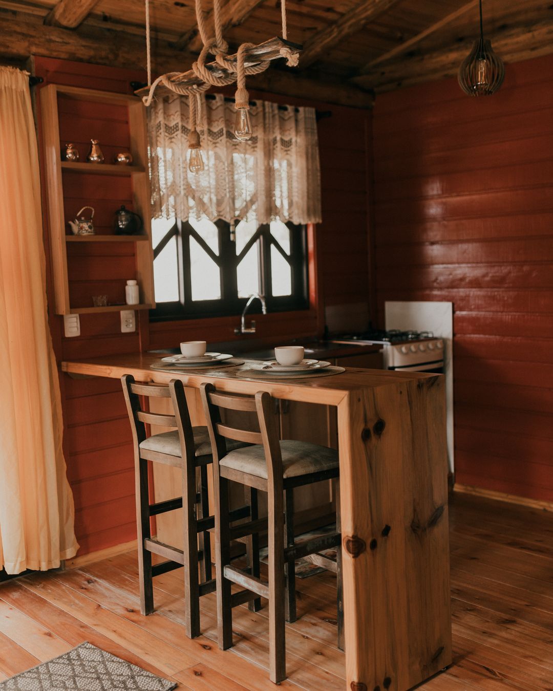 Cozinha compacta com balcão de madeira na cabana Patchouli