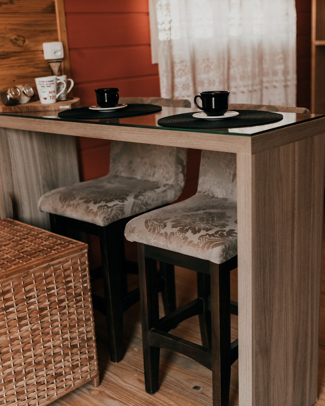 Bancada com banquetas e café na cabana Ylang Ylang